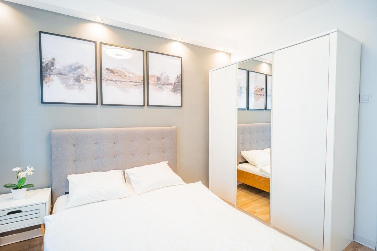 Spacious Newly Renovated 2Br Apartments With Balcony Bucarest Extérieur photo