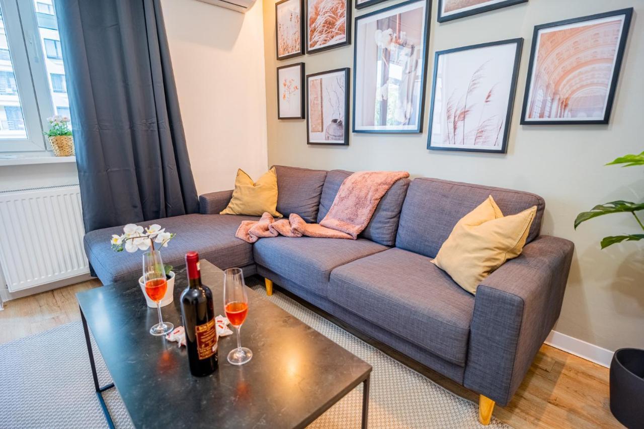 Spacious Newly Renovated 2Br Apartments With Balcony Bucarest Extérieur photo