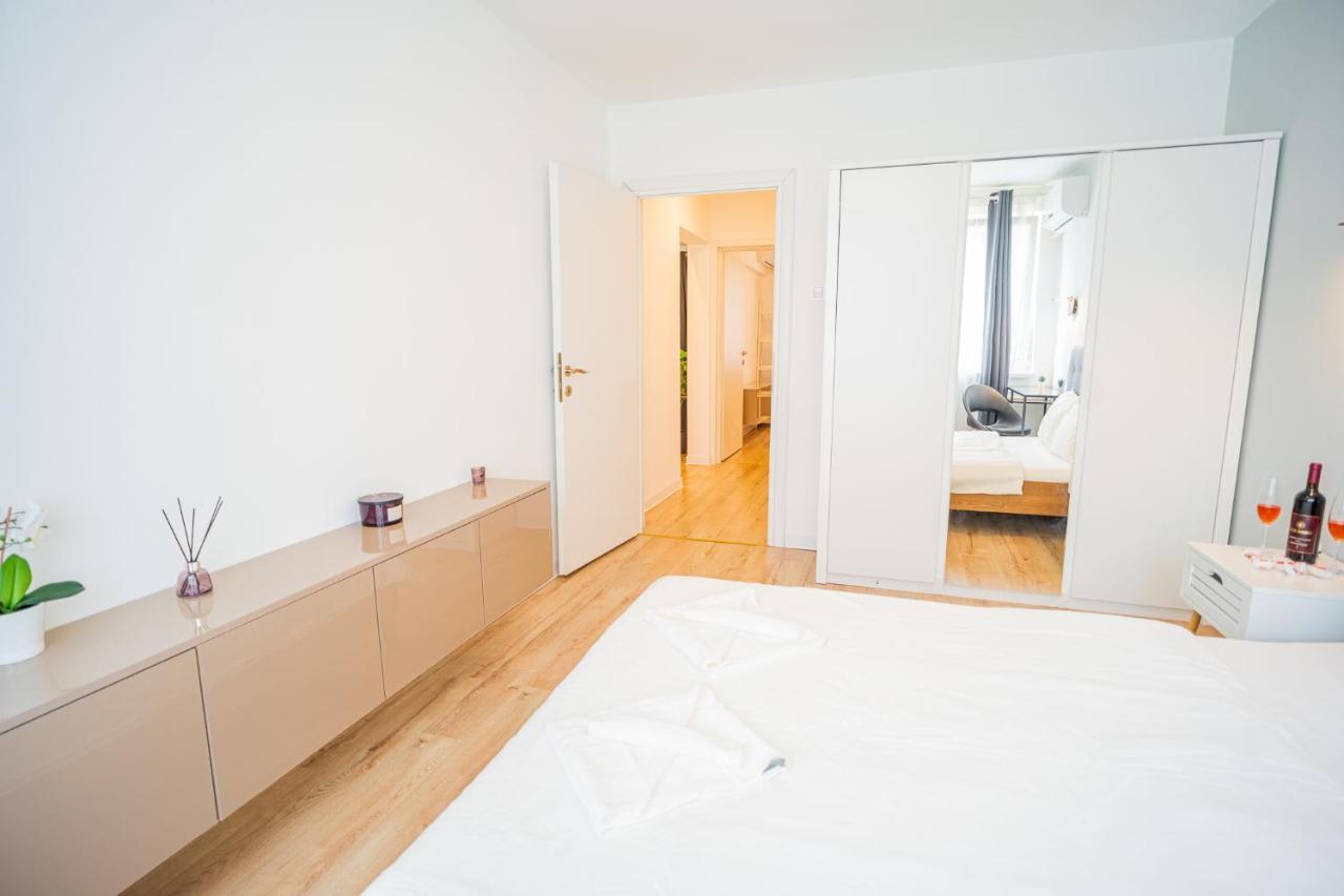 Spacious Newly Renovated 2Br Apartments With Balcony Bucarest Extérieur photo