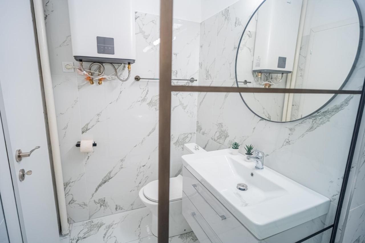 Spacious Newly Renovated 2Br Apartments With Balcony Bucarest Extérieur photo