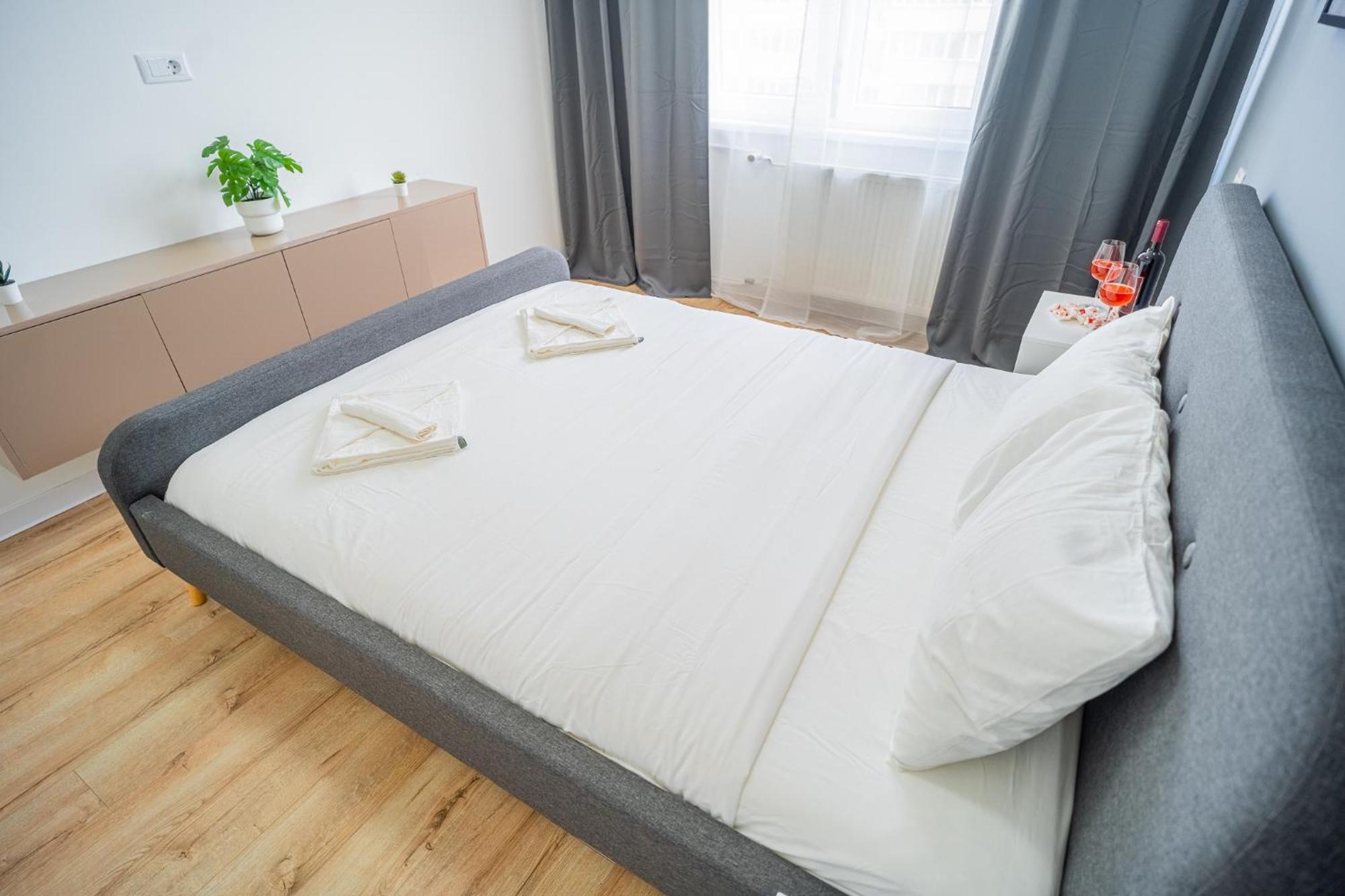 Spacious Newly Renovated 2Br Apartments With Balcony Bucarest Extérieur photo