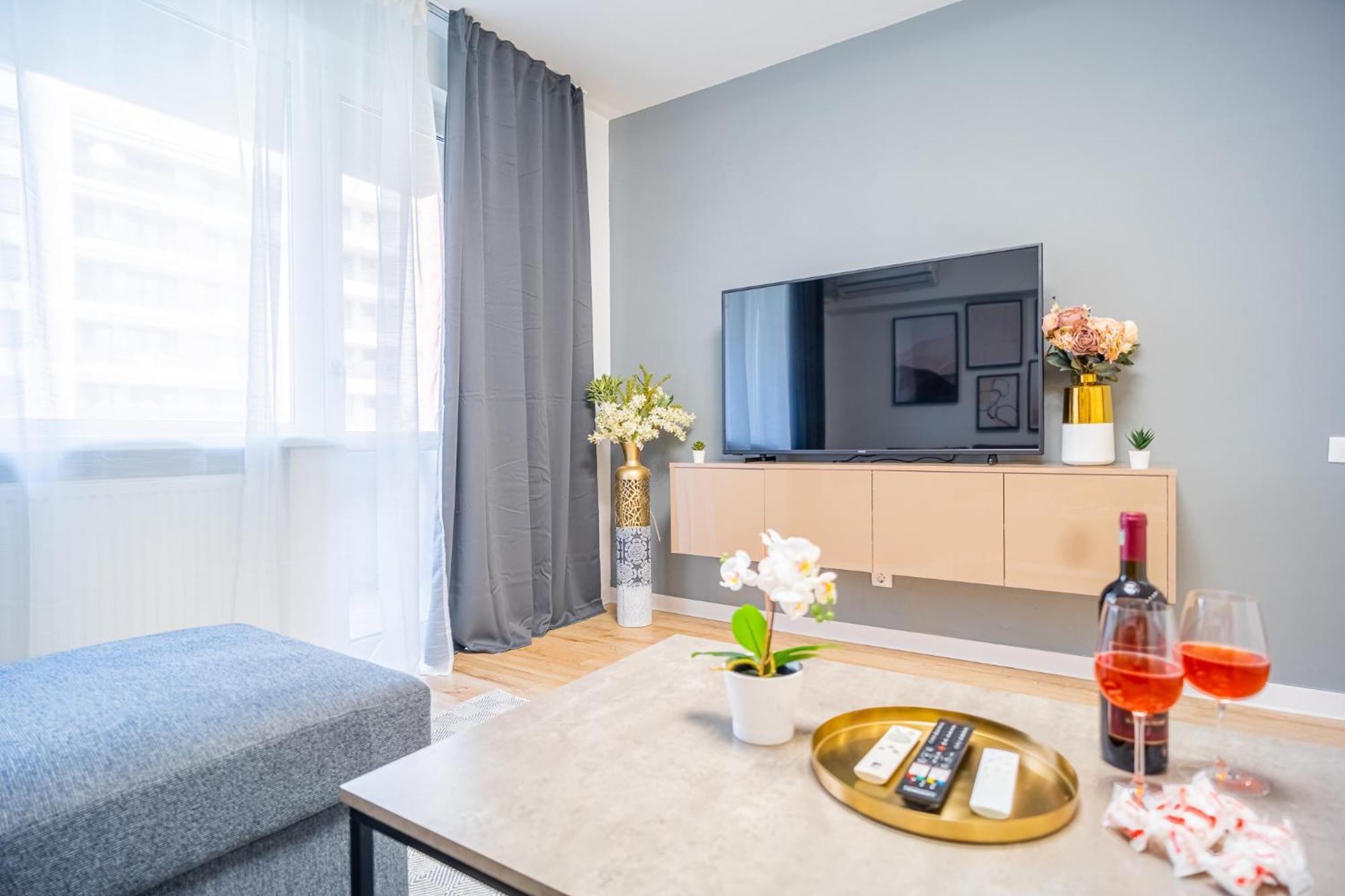 Spacious Newly Renovated 2Br Apartments With Balcony Bucarest Extérieur photo