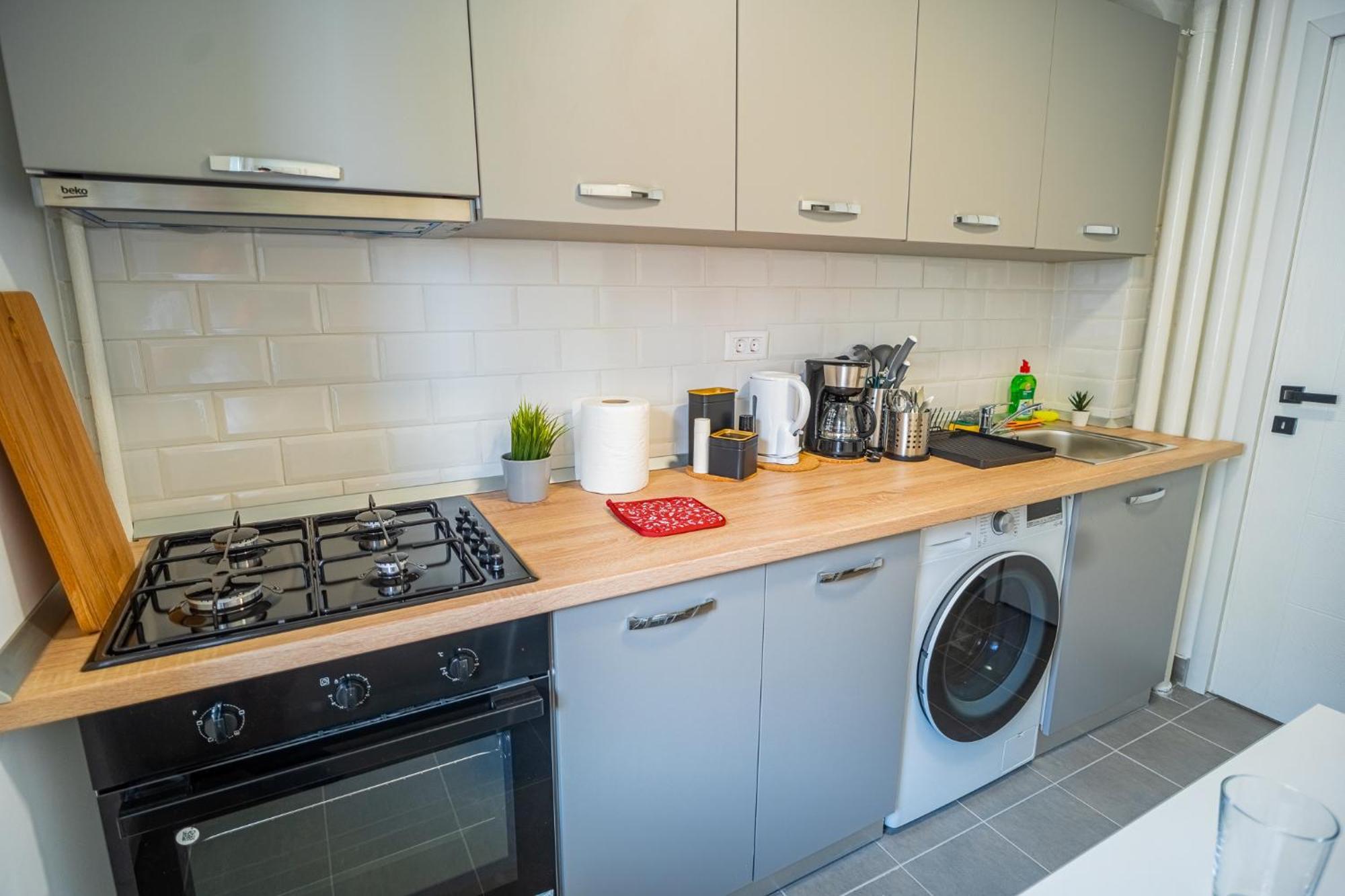 Spacious Newly Renovated 2Br Apartments With Balcony Bucarest Extérieur photo