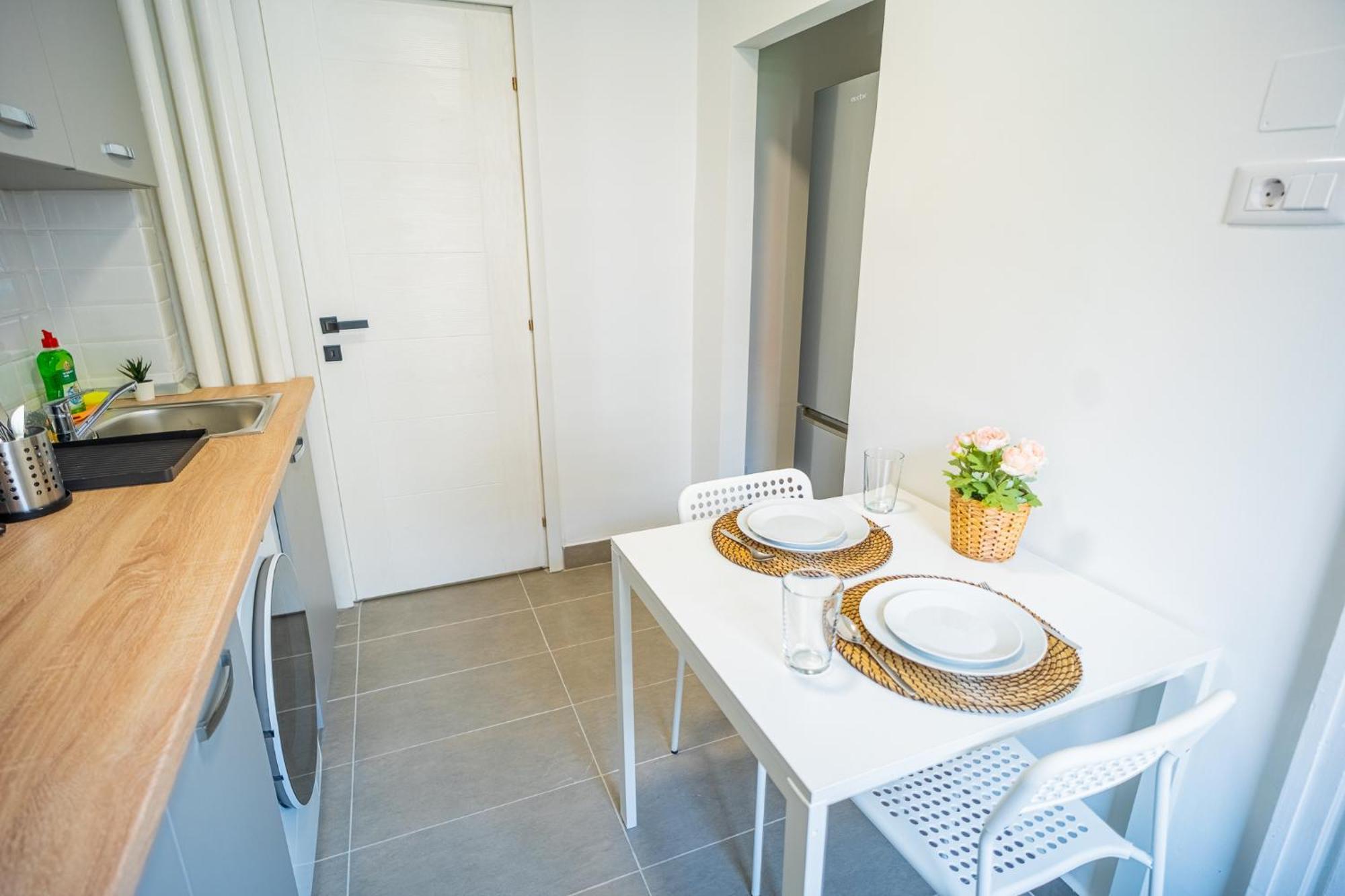 Spacious Newly Renovated 2Br Apartments With Balcony Bucarest Extérieur photo