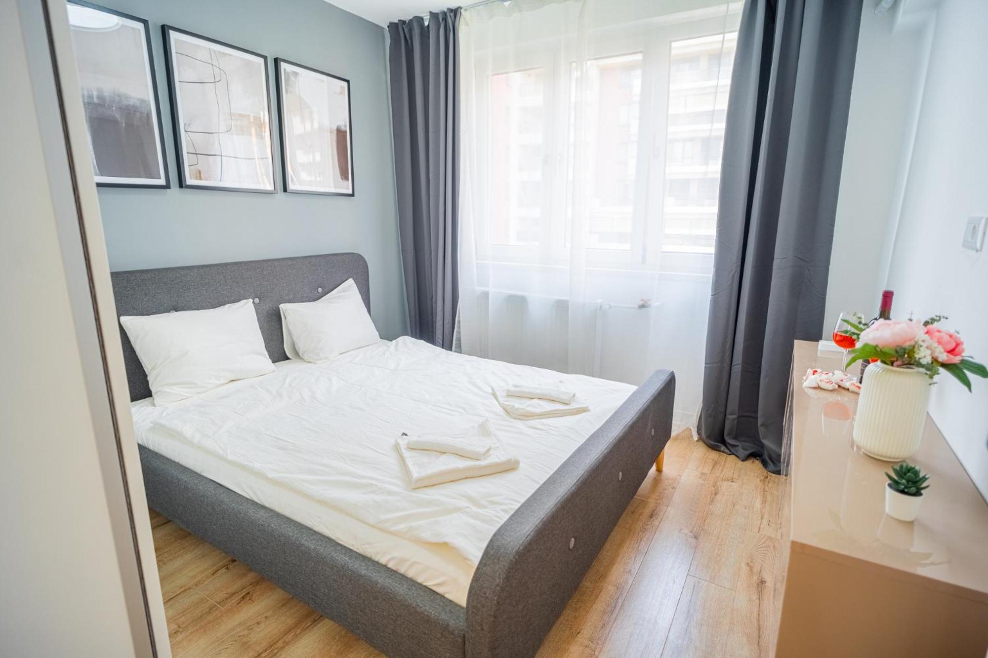 Spacious Newly Renovated 2Br Apartments With Balcony Bucarest Extérieur photo