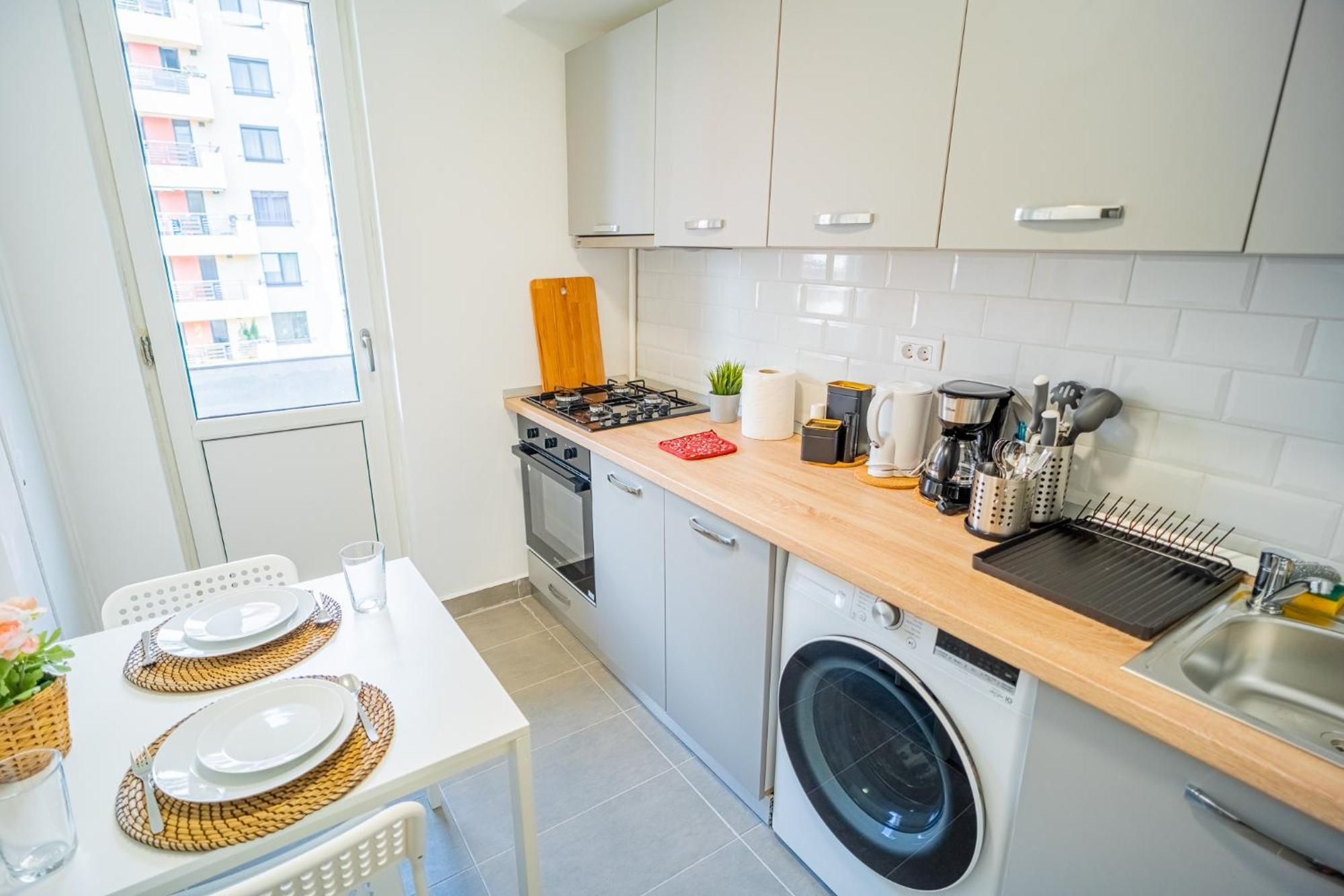 Spacious Newly Renovated 2Br Apartments With Balcony Bucarest Extérieur photo